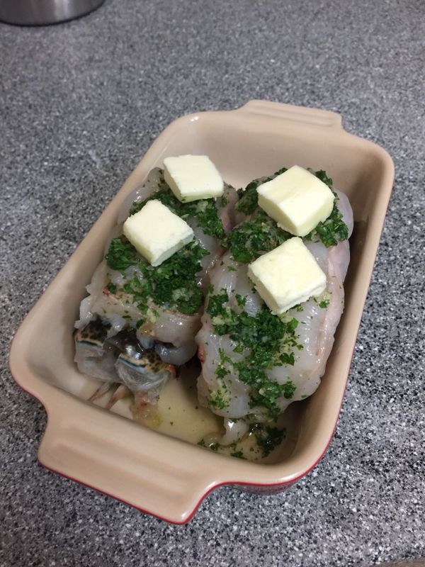 將步驟二淋上龍蝦, 並將奶油切塊置於龍蝦上, 
視龍蝦大小烤約10-15分鐘, 至龍蝦肉變白色