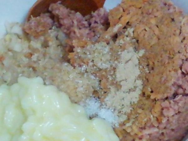 先來做鮪魚醬,打開鮪魚罐頭將裡面的油濾掉,取一容器倒入鮪魚.洋蔥切成細末.黑胡椒.糖.美奶滋適量,