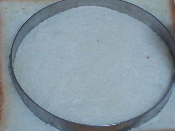 用模型將土司壓成圓形