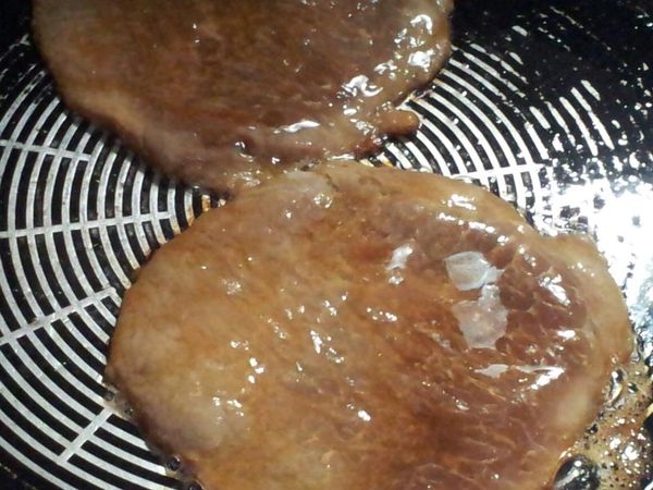 買現成的燒肉片鍋中下一點油小火煎熟