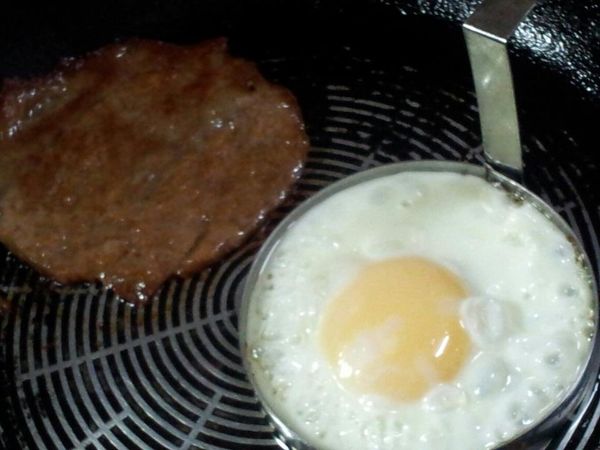 雞蛋打在模型裡煎至6分熟,撒上少許鹽巴