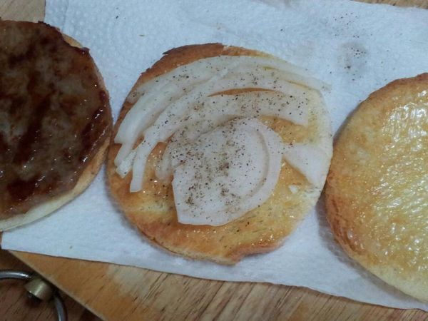 開始組裝~土司抹上美奶滋加洋蔥燒肉番茄醬鮪魚....等,喜歡吃的配料都可加