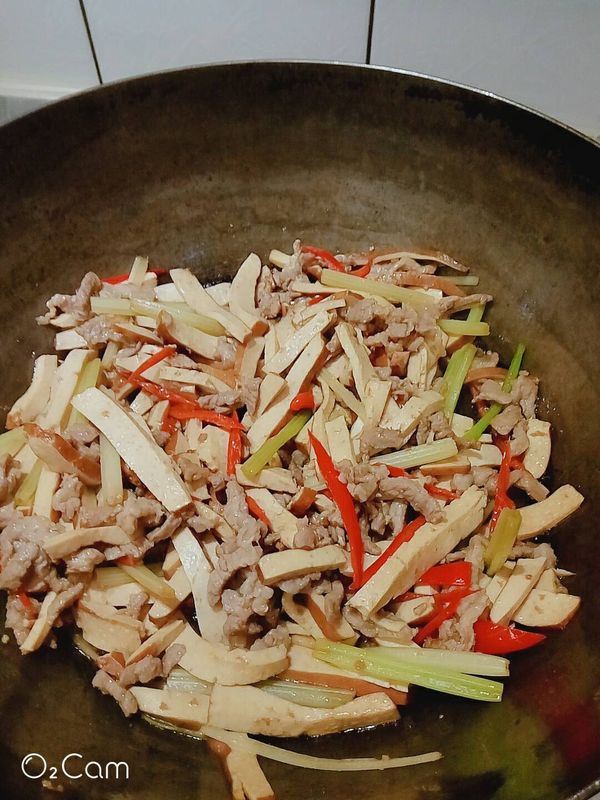 如果見鍋裡的湯汁多的話，起鍋前可以勾手許薄芡