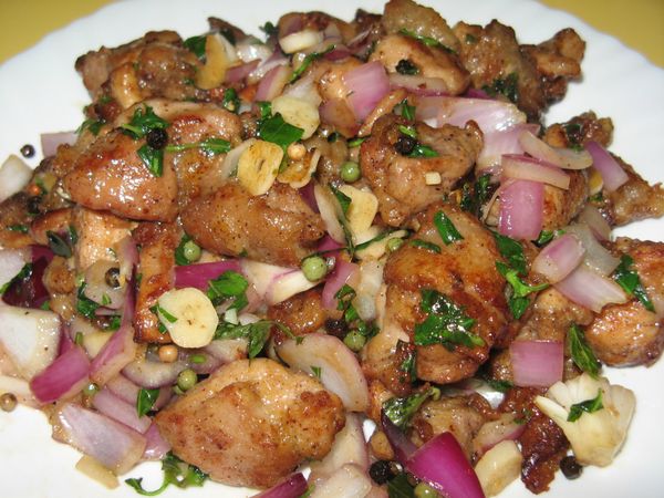 放雞塊、調味料(鹽…)炒勻且肉熟，最後放九層塔末拌炒勻即可上盤。