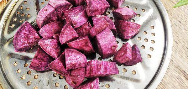 紫薯洗净去皮，切成块状，上锅蒸20分钟，蒸熟后压成紫薯泥；