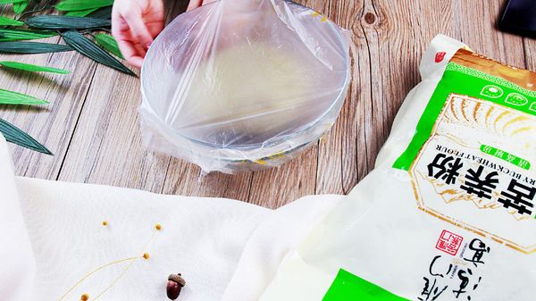 两团面都揉至表面光滑，盖保鲜膜，醒面3小时，发酵至两倍大；