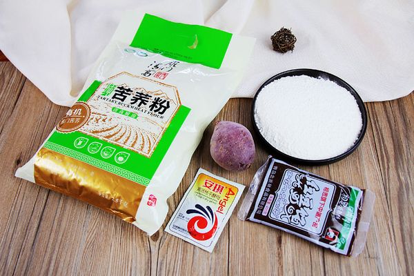 准备两份小麦粉，其中一份小麦粉400g和雁门清高有机纯苦荞粉100g，混合；