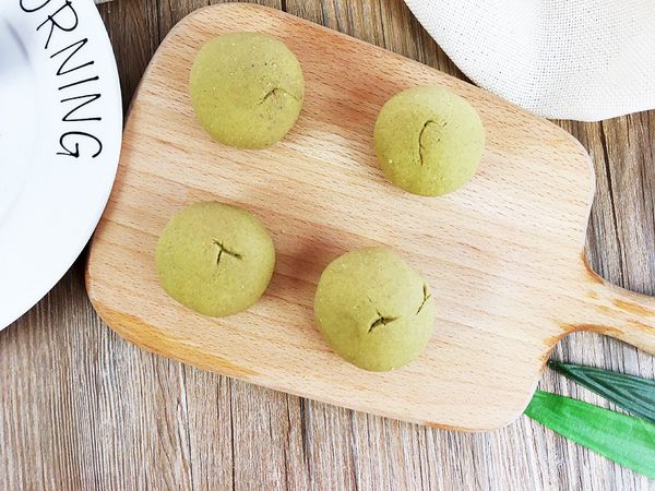 醒好的苦荞面团，反复揉捏排气，至表面光滑，面团揉成长条，切成相同大小的面剂子，搓圆，擀成小面饼；