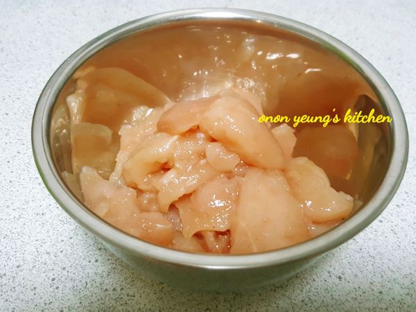 首先把鷄腿肉切件，加入少許的鹽和胡椒粉拌勻，放入冰箱裡半個小時。