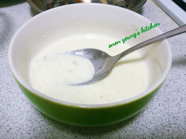 把青芥末醬混合美乃滋後，加入室溫水拌勻。