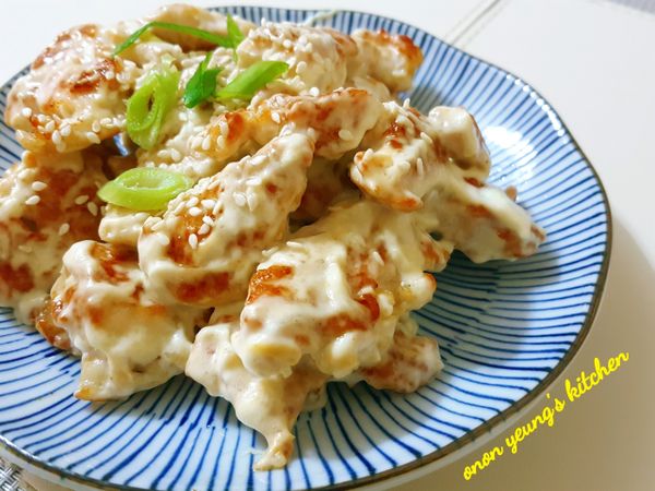 把步驟3裡拌勻好的青芥末美乃滋倒入鍋中用小火加熱後，把步驟2裡已經煎好的雞塊加入翻炒均勻，起鍋，灑上白芝麻和蔥花，即成！