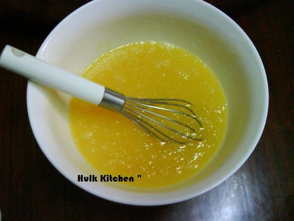 先將烤箱預熱上下火170度，把八吋烤模塗上無鹽奶油灑上少許低筋麵粉防沾待用，然後把蛋、植物油、細砂糖、鹽攪拌均勻。