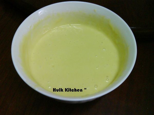 把低筋麵粉、泡打粉、小蘇打粉一起做篩加入步驟二。