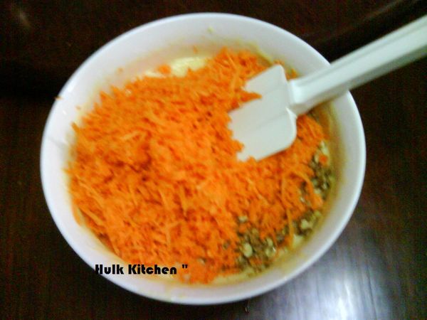 最後加入核桃、紅蘿蔔泥拌勻。