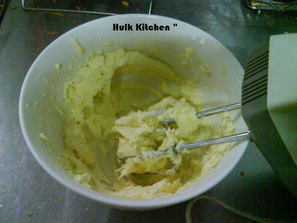 接下來製作抹醬，將糖粉加入奶油乳酪、奶油攪拌成羽戎狀。