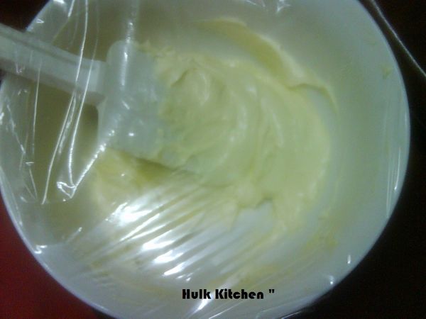 接著加入檸檬汁攪拌均勻，拿去冷藏後十分鐘比較好抹。