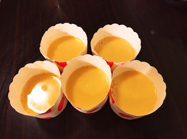 將蛋汁+水+烹大師+胡椒粉打勻後
放入杯中