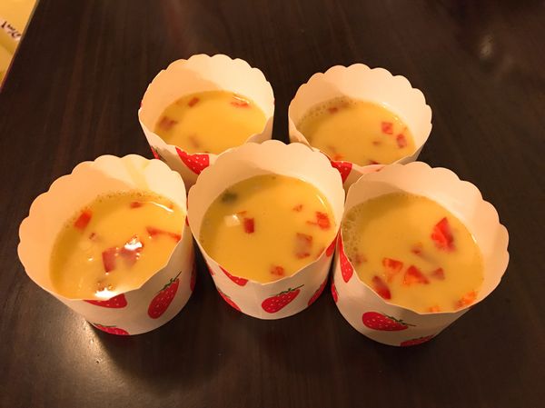 將配料灑入杯中