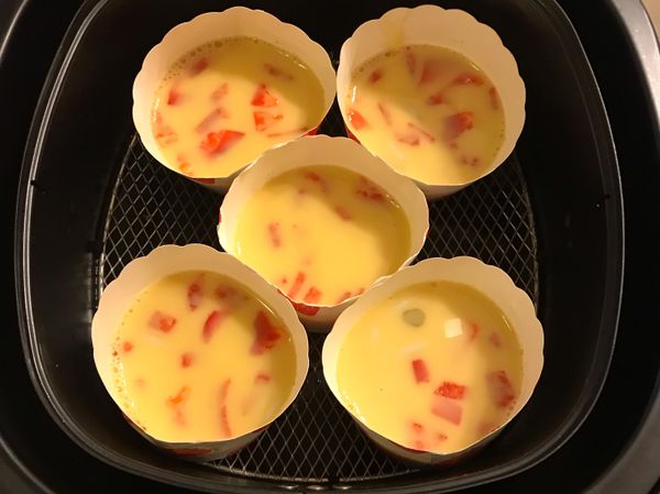 將杯子放入氣炸鍋中
