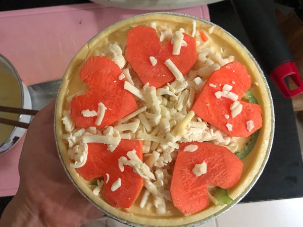 倒入炒過的蛋液，擺上起司，蘿蔔，送入烤箱約15～20分鐘200度