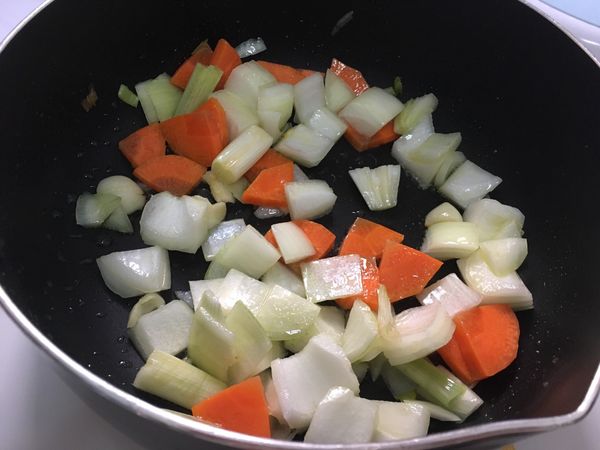 加入洋蔥拌炒，炒至洋蔥半透明。