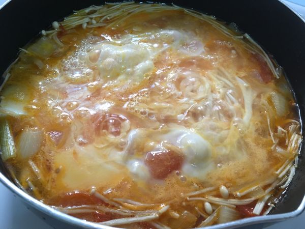 麵條快煮熟時，均勻地倒入打散的蛋液，待蛋液稍凝固再攪拌均勻。