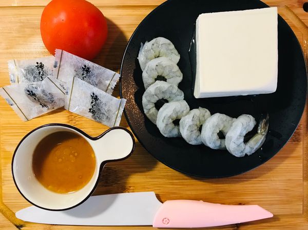 準備食材（青蔥和芹菜忘了放在裡面拍😂）