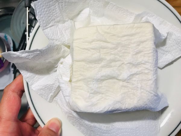 板豆腐先以餐巾紙或重物壓住瀝掉多餘水份