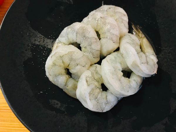 蝦仁切半備用（喜歡整隻蝦仁口感的可以不用切）後以米酒和鹽略醃（份量外）