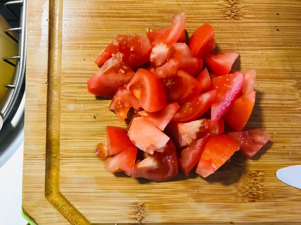 牛蕃茄依個人喜好可切丁或小塊；芹菜去除葉片後將莖切成小丁；香菜切末。