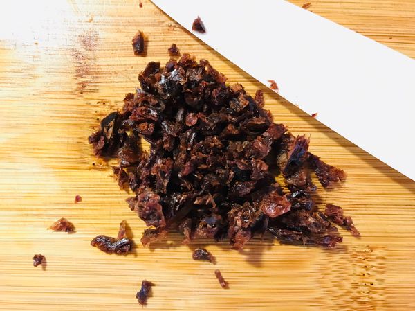 黑糖梅肉干切成小丁；其餘調味料食材混合備用。
