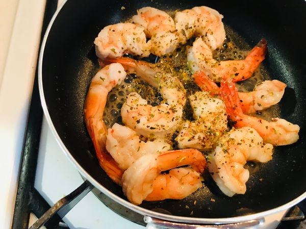 蝦仁以小鍋煎熟，依個人口味增添香料或鹹度