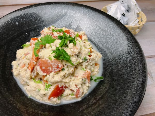 香菜可一半拌入豆腐中，另一半放在料理上裝飾，更添風味。