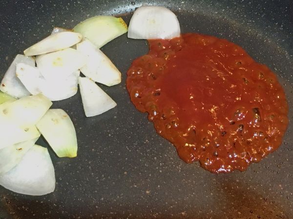 原鍋將洋蔥下鍋拌炒至略半透明，先加入蕃茄醬拌炒。