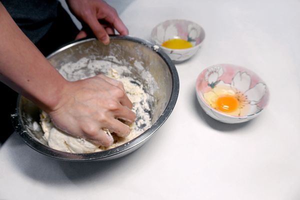 將溫牛奶酵母液分批慢慢拌入麵粉中，全蛋打散與液態奶油混合成團。
⟡Tips 液體分成3次拌入，拌入的液體要揉至麵團完全吸收後才能再加，影響麵團口感的關鍵！