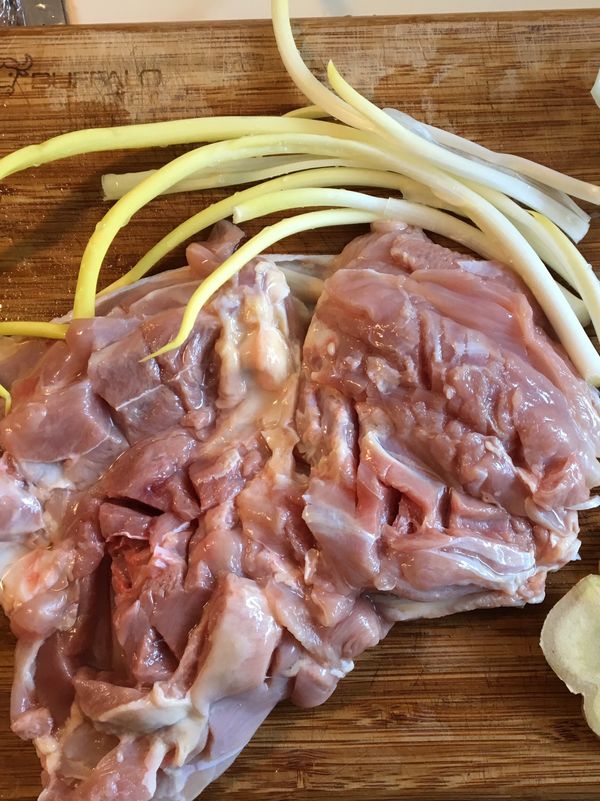 在雞腿肉上先畫幾刀斷筋。