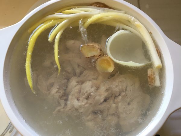 煮一鍋水，水滾放入2跟蔥、3薑片、洋蔥一片、再放入雞腿，1小匙鹽，蓋上鍋蓋煮滾⋯