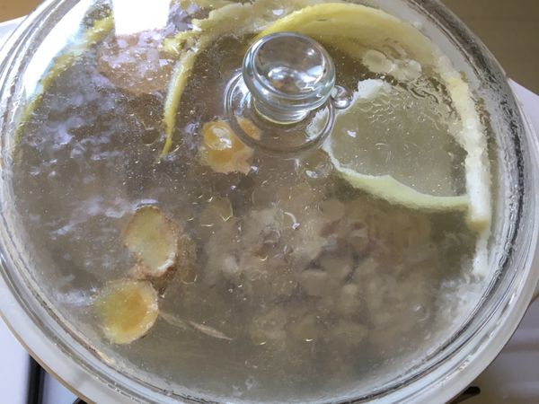 蓋上鍋蓋煮滾後熄火悶約5～10分鐘⋯因這隻雞腿肉較厚，所以再次開火煮滾一次，續悶5～10分鐘⋯