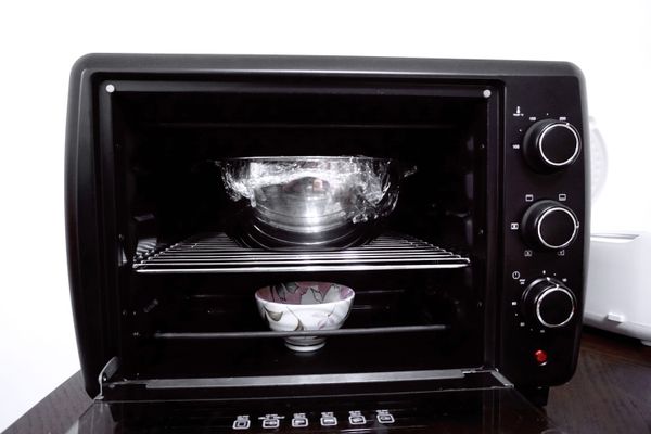 將麵團放置抹油的鋼盆中，並用保鮮膜密封後，移到烤箱中（或密閉的小空間）進行第一次發酵1-2小時，發酵至兩倍大，手戳麵團中心以不反彈為標準。
⟡Tips 在發酵的空間中放置一杯滾燙的熱水，麵團會發的更順利哦！