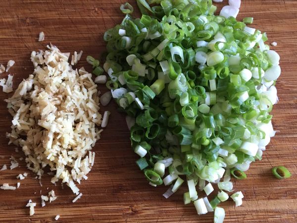 青蔥切末、薑切末⋯⋯蔥薑比例可隨自己喜好增減。