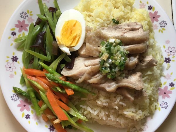 薑黃飯裝盤，擺上雞肉，淋上油蔥即可😋