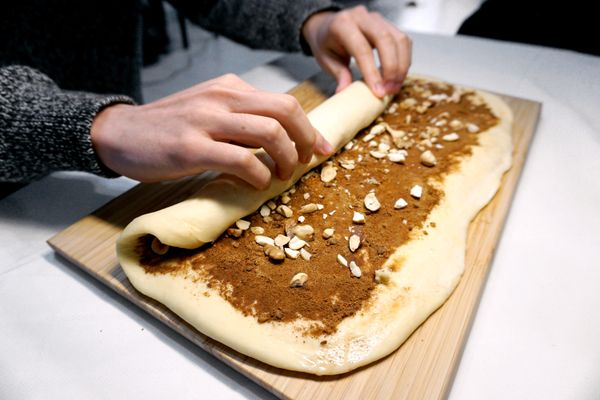 從麵團長邊捲起，捲至先前預留的1公分處，塗抹清水以利封口。
⟡Tips 捲麵團時不能太用力，否則烤出來的成品中間會凸起不美觀哦！