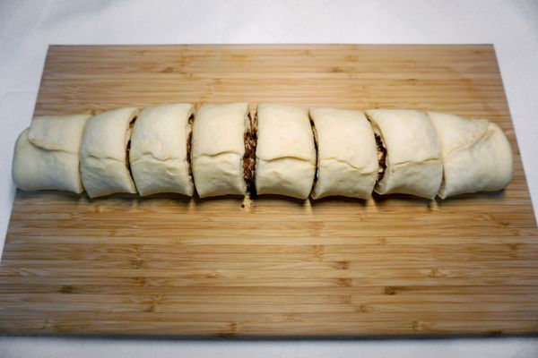 確實封口後，平均切成8等分。
⟡Tips 等分麵團時，可以從正中間下刀等分會更容易。