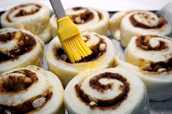 將麵團間隔排在烤盤中，進行第二次發酵40分鐘，發酵至兩倍大，並取出麵團，表面均勻塗上全蛋液備用，待烤箱預熱。
⟡Tips 全蛋液不能過量，否則會堆積在表面溝槽，造成些微的泡沫狀影響美觀哦！