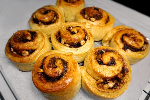 將烤箱以180度預熱10分鐘後，送麵團進烤箱以180度烤18分鐘即完成。
在烤架上放涼至少40分鐘再食用哦！