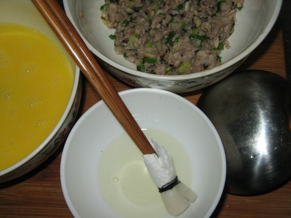 豬餃肉加青蔥末、鹽、糖或味霖、地瓜粉攪拌有黏性及彈性(也可炒熟)。