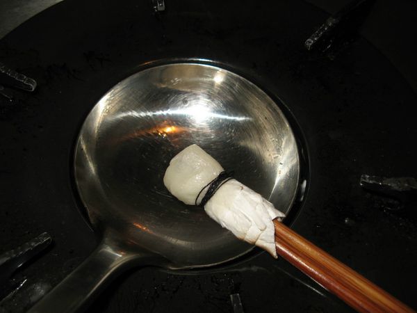 蛋打散調勻，圓形湯杓置火上燒熱抹點油，如果不夠熱，蛋容易黏鍋。