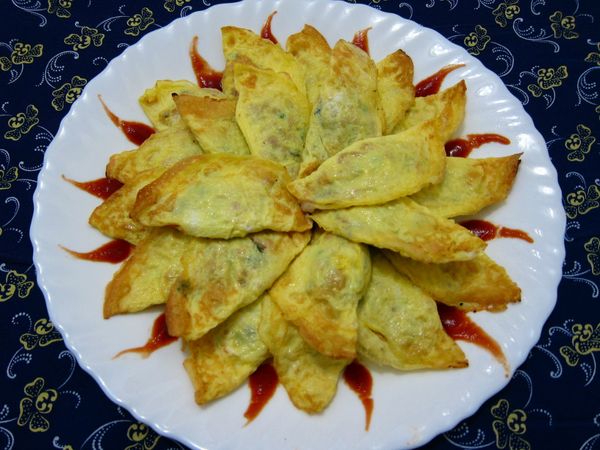 如果餡料是生的，則煎好的蛋餃必須放湯內煮過，或蒸鍋蒸熟。
如果餡料事先炒熟的，蛋餃煎好就可以直接吃。