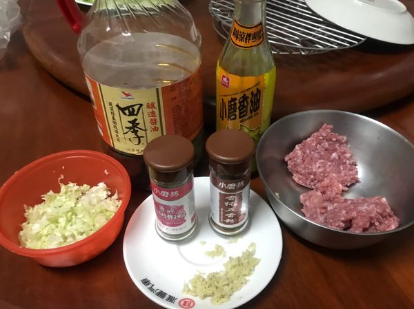 材料備齊
高麗菜與薑先切成末，越細越好