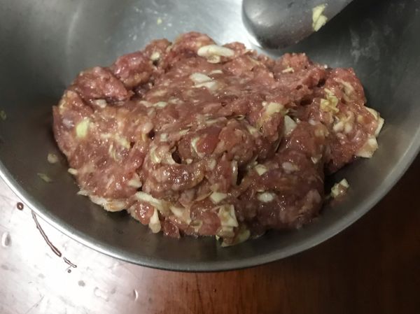 用手套攪至餡料出現黏性即可